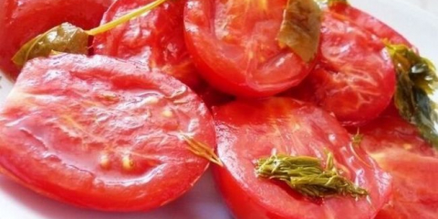 Nakládaná rajčata na plátky (recept na vaření v litrových sklenicích)